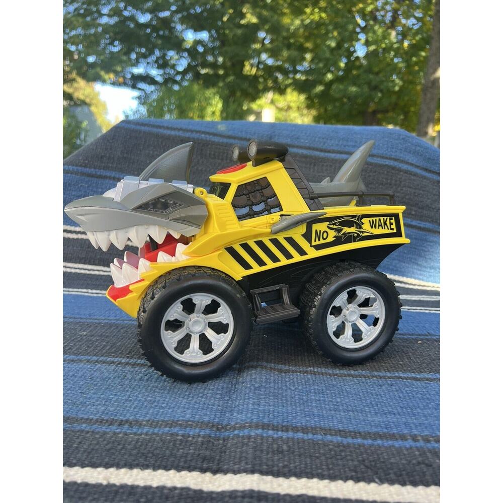 Adventure Force Jawsome Jammer Motorized No Wake Shark Vehicle w Lights & Sounds